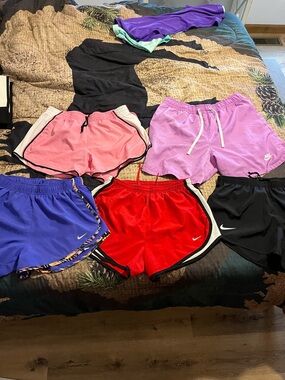 (5) BUNDLE NIKE WOMENS SHORTS SIZE MEDIUM